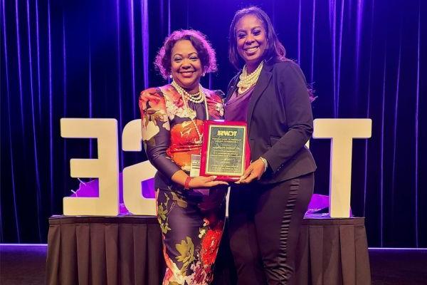 Dr. Kathryn Washington wins award